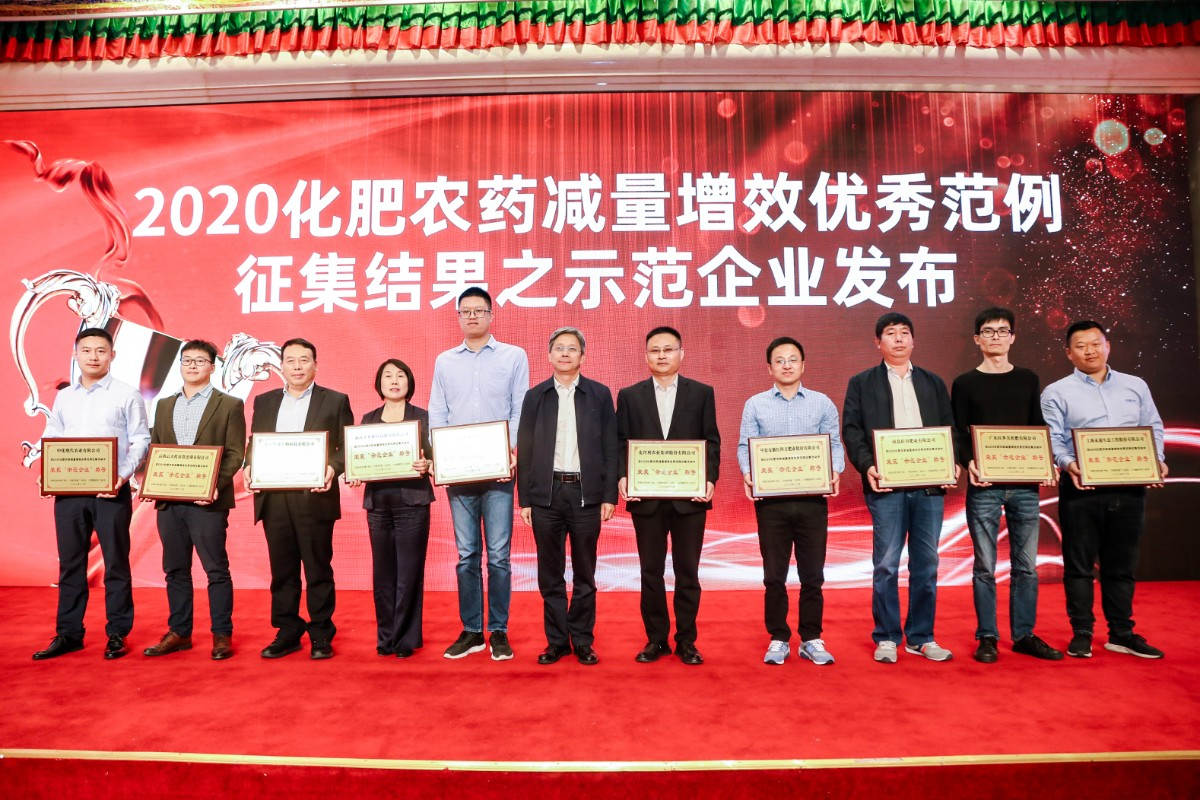 图片2 “创新产品”获奖合照 太阳成tyc122cc技术推广部副部长邓超领奖左二.jpg